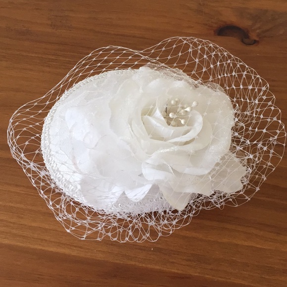 White lace bridal fascinator - Picture 6 of 8